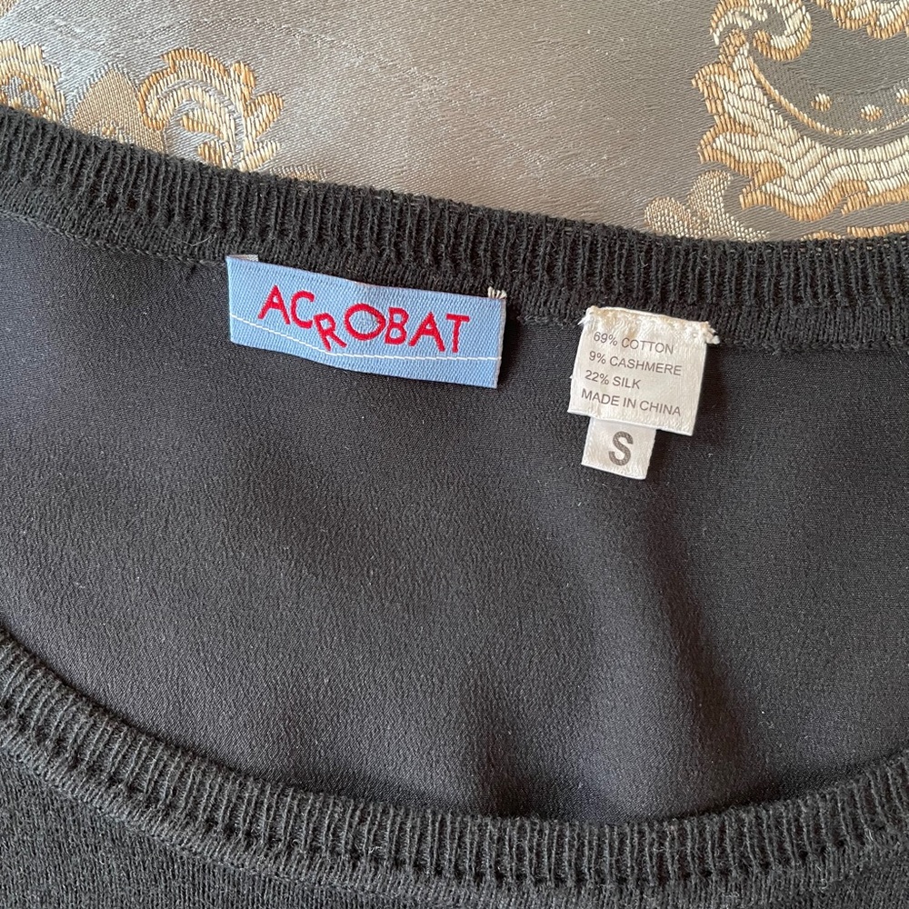 Acrobat Beautiful Top! - Picture 2 of 2
